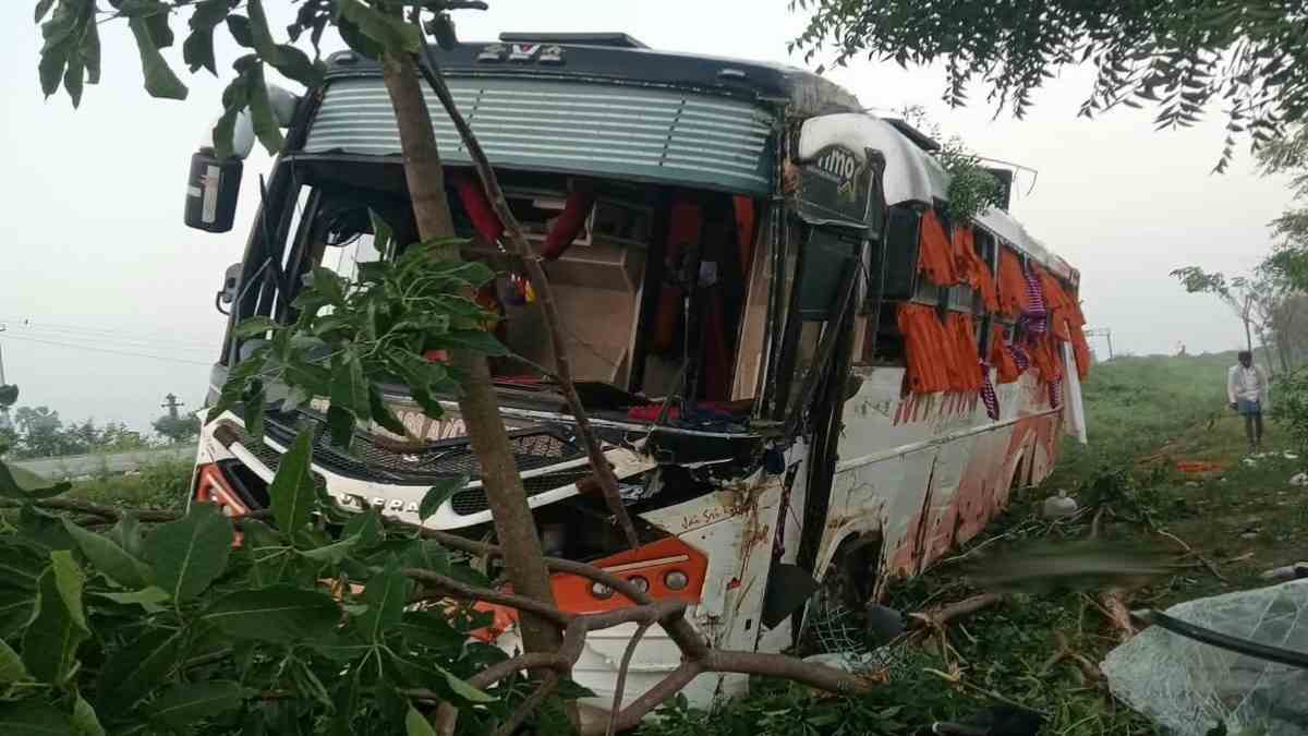 ఖమ్మం హైవేపై ప్రైవేట్ ట్రావెల్స్ బస్సు బోల్తా.. ...