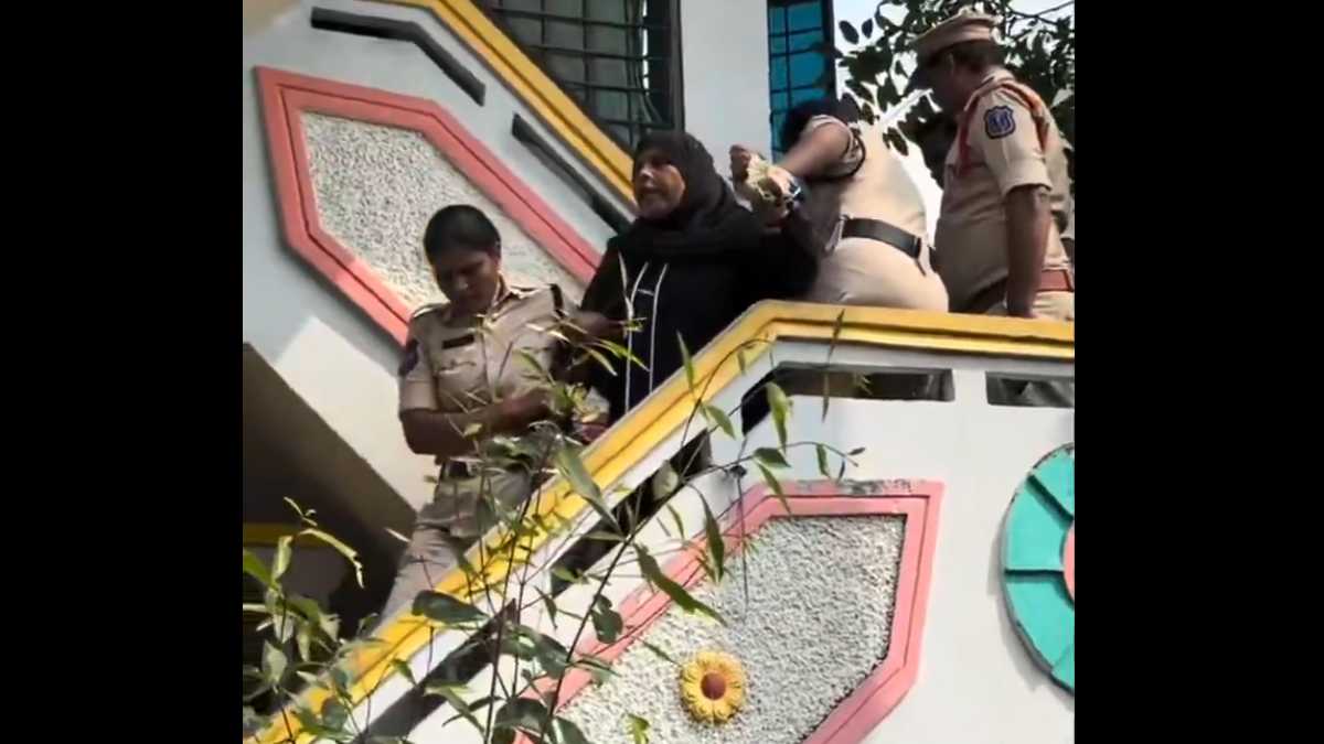 హైదరాబాద్‌లో నవరాత్రి అన్నప్రసాద స్థలంపై చేపల ...