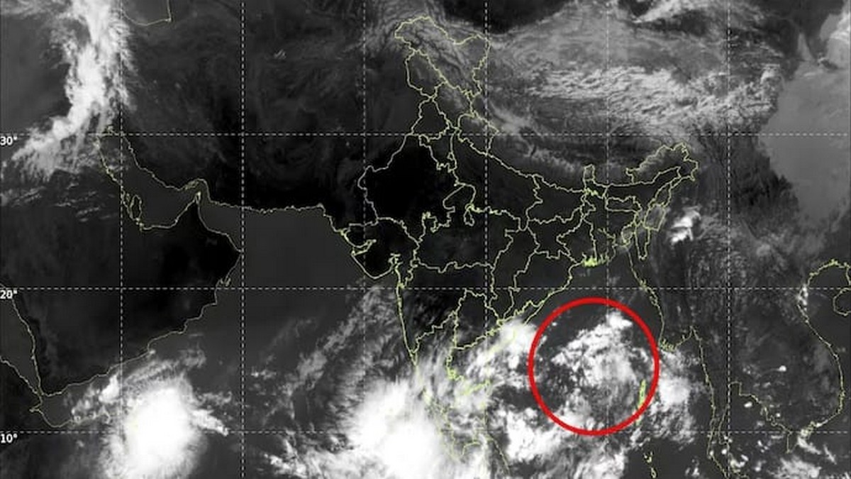 బంగాళాఖాతంలో అల్పపీడనం - సోమవారానికి తుఫానుగా ...