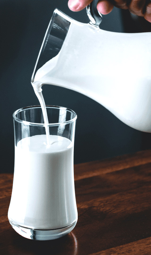 5 Pros and 5 Cons of Drinking Milk