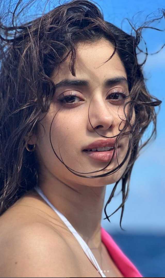 Janhvi Kapoor winning hearts with fresh-face glow look