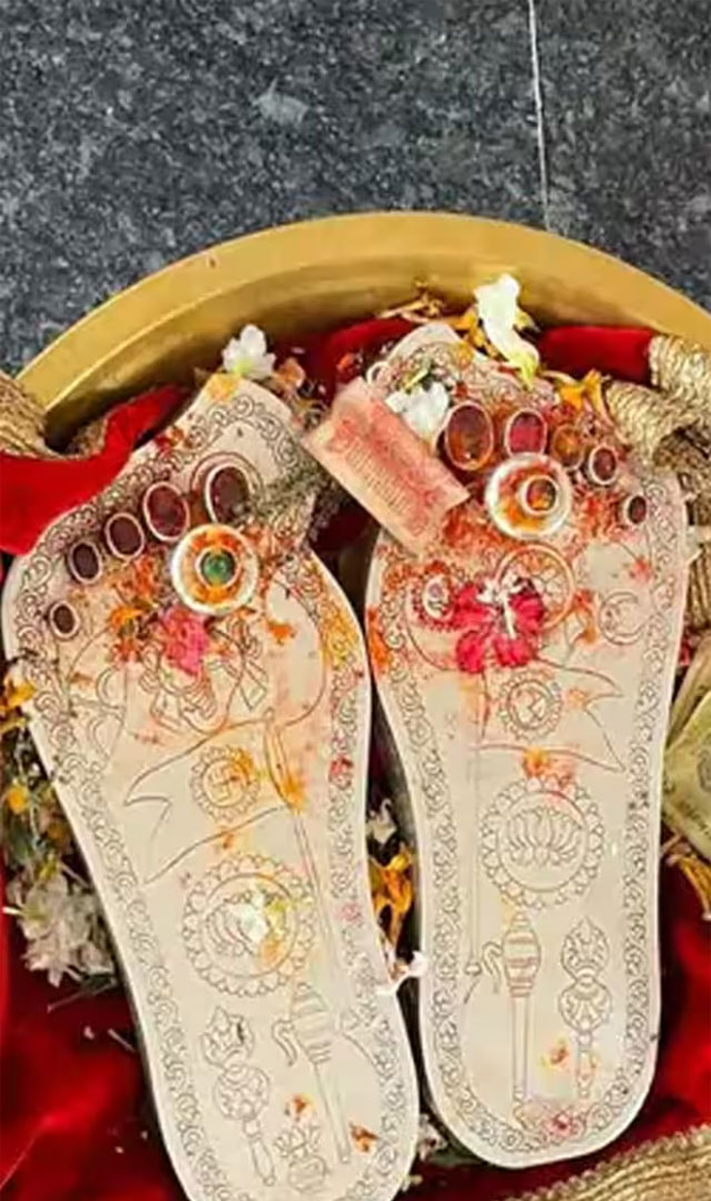 ram-lalla-s-charan-paduka-made-of-1-kg-of-gold-and-1-kg-of-silver