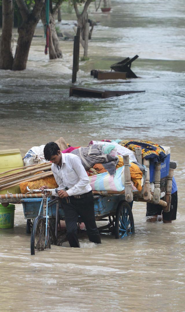  Delhi Flood- દિલ્હીમાં યમુના જળબંબાકાર, 10 વર્ષનો રેકોર્ડ પાર કર્યો, જુઓ ભયાનક તસવીરો