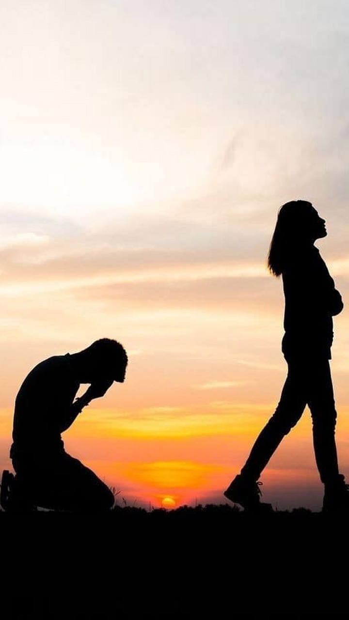 આ 5 સંકેત દર્શાવે છે કે તમારો પાર્ટનર તમારી ભાવનાઓ સાથે રમી રહ્યો છે. 