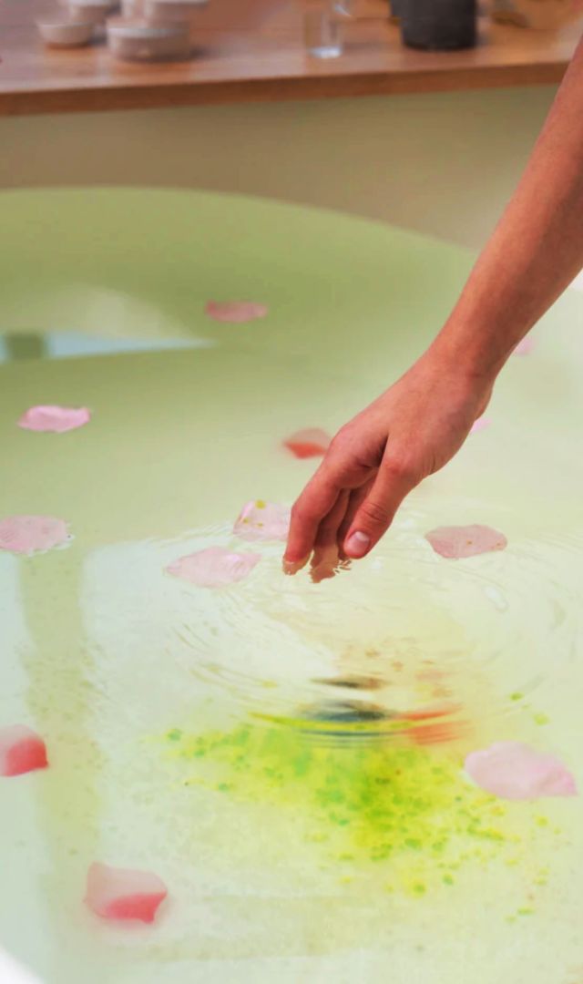 नहाने के पानी में क्या मिलाएं?