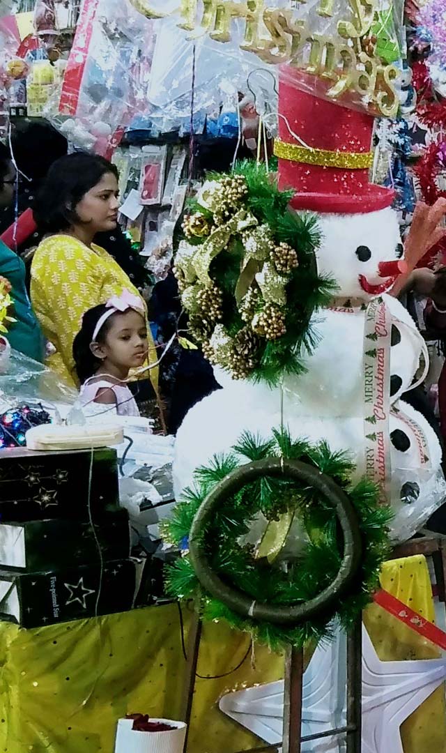 बाजार में क्रिसमस की रंगबिरंगी रौनक