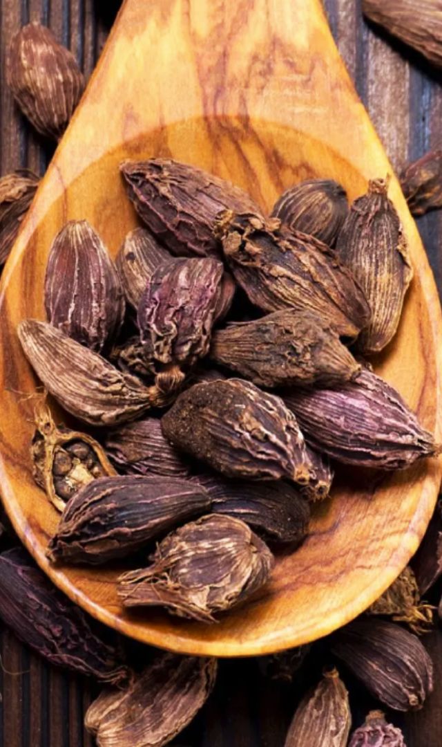 काली इलायची को खाने से क्या होगा?