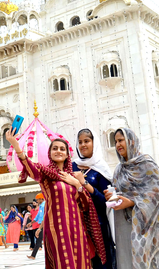 गुरुद्वारा बंगला साहिब में पवित्र डुबकी