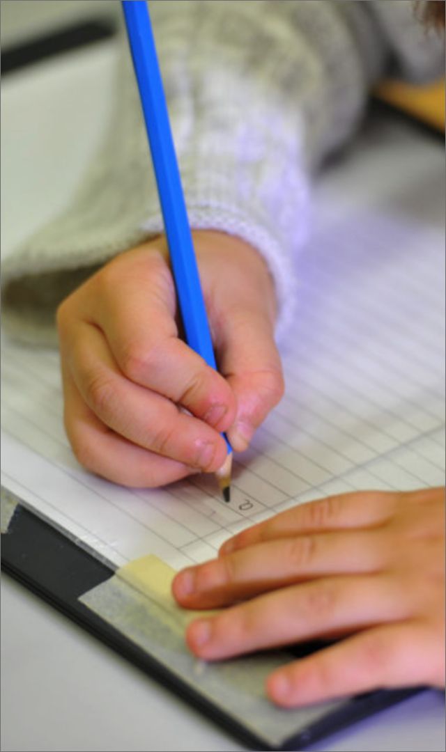 बच्चों की हैंडराइटिंग कैसे सुधारें, 8 टिप्स आपके लिए