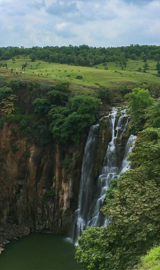 झमाझम मौसम में दिल जीत लेगी झरनों पर रची शायरी
