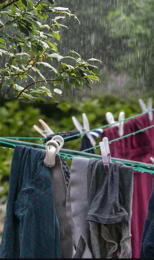 बारिश के मौसम में इन टिप्स की मदद से सुखाएं कपड़े