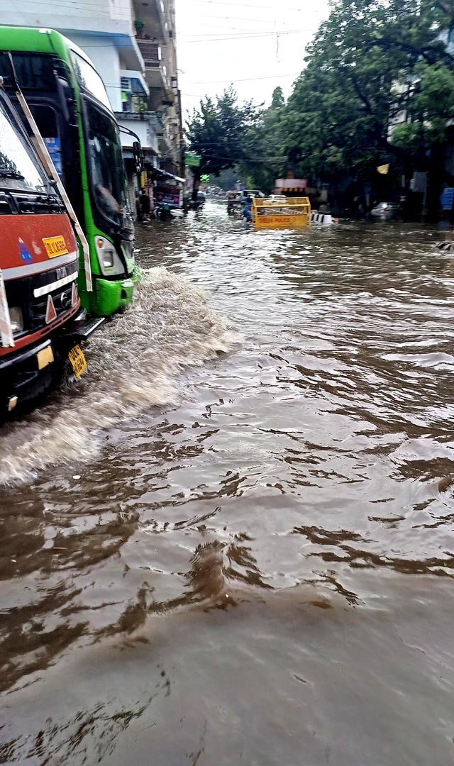 Delhi Rain : लगातार बारिश से दिल्ली बनी दरिया, 15-16 जुलाई के लिए यलो अलर्ट