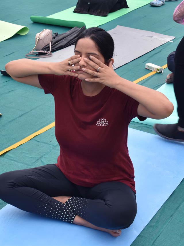 मुंबई के मरीन ड्राइव पर लोगों ने किया योग