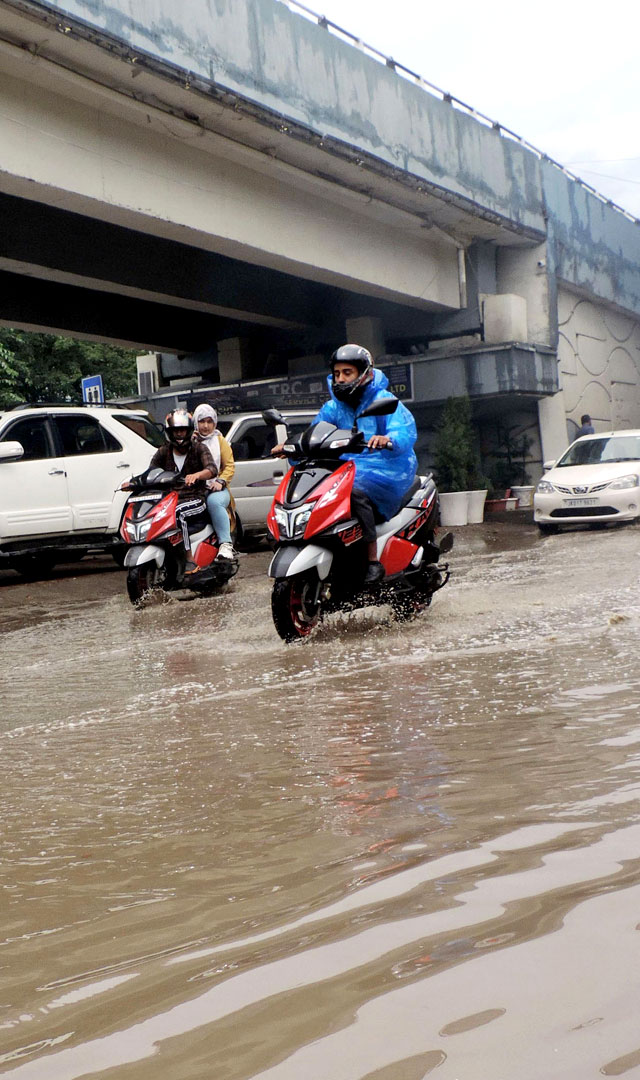 Jammu Kashmir Floods  : जम्मू-कश्मीर में बारिश से भारी तबाही, मकान   क्षतिग्रस्त, 8 की मौत