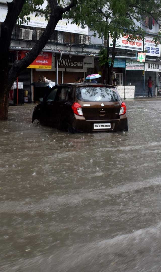 Mumbai Rains : बारिश से बेहाल मुंबई, स्कूल-कॉलेज बंद, परीक्षाएं भी रद्द