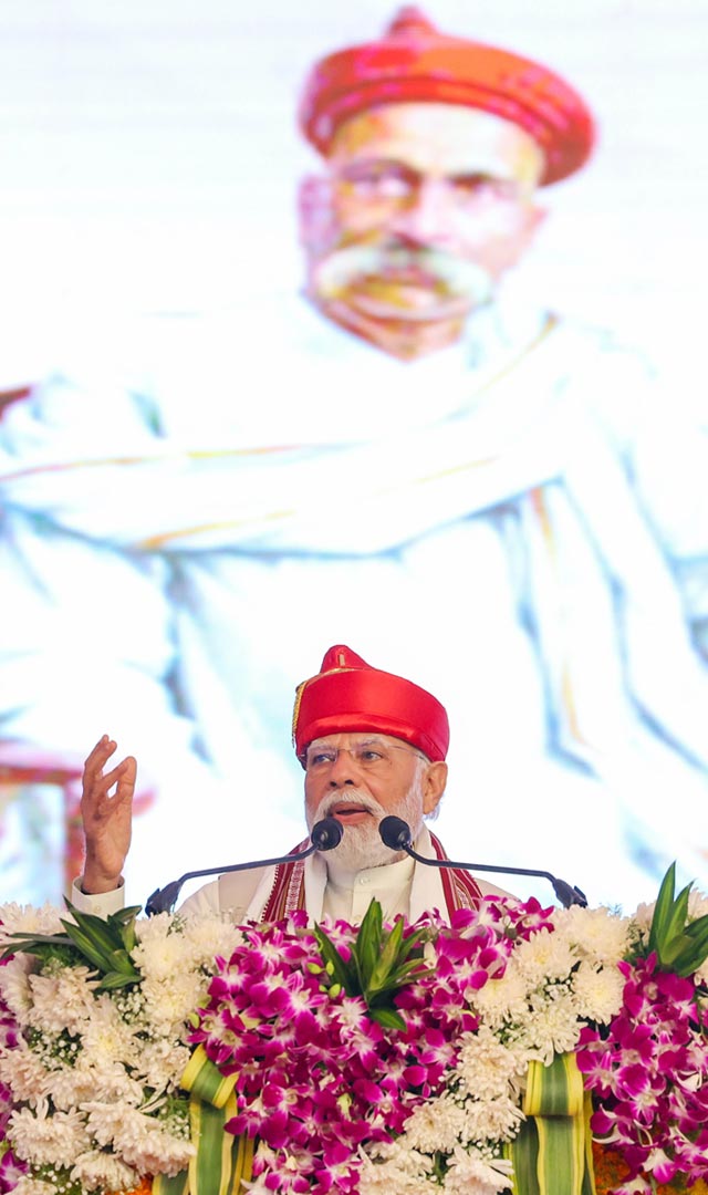 PM मोदी को तिलक पुरस्कार, मंच पर नजर आए पवार