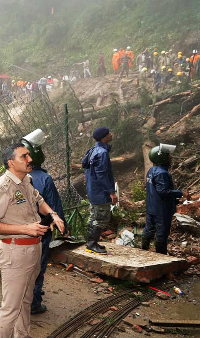 हिमाचल-उत्तराखंड में बादलों का तांडव, इमारतें गिरीं, नदियां उफान पर