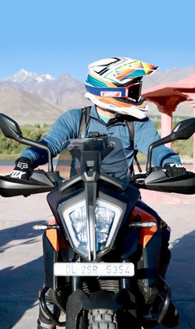 Rahul Gandhi Rides Bike : लद्दाख दौरे पर राहुल गांधी ने दौड़ाई सुपरबाइक,   लोग बोले- मिल गया धूम 4 का असली हीरो