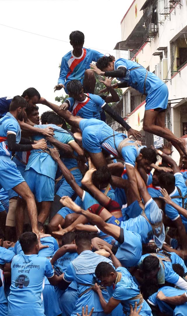 Dahi Handi 2023 : मुंबई की दही हांडी की धूम, गोविंदाओं में ऊंचे पिरामिड की होड़, देखें नजारे  