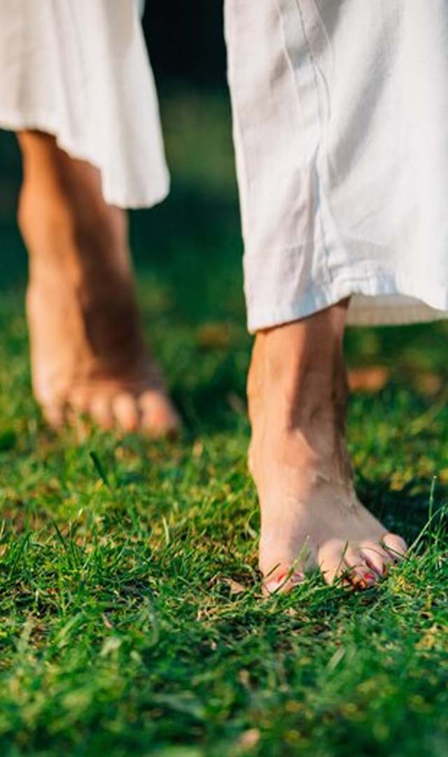 नंगे पांव घास पर चलने से सेहत को मिलते हैं ये 8 फायदे