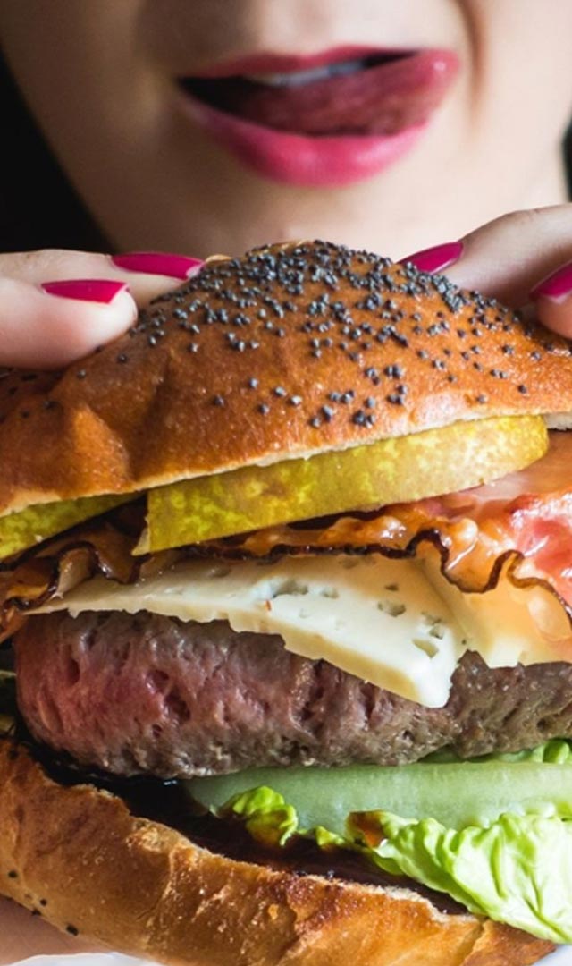 खड़े होकर खाते हैं तो 5 नुकसान जान लीजिए 