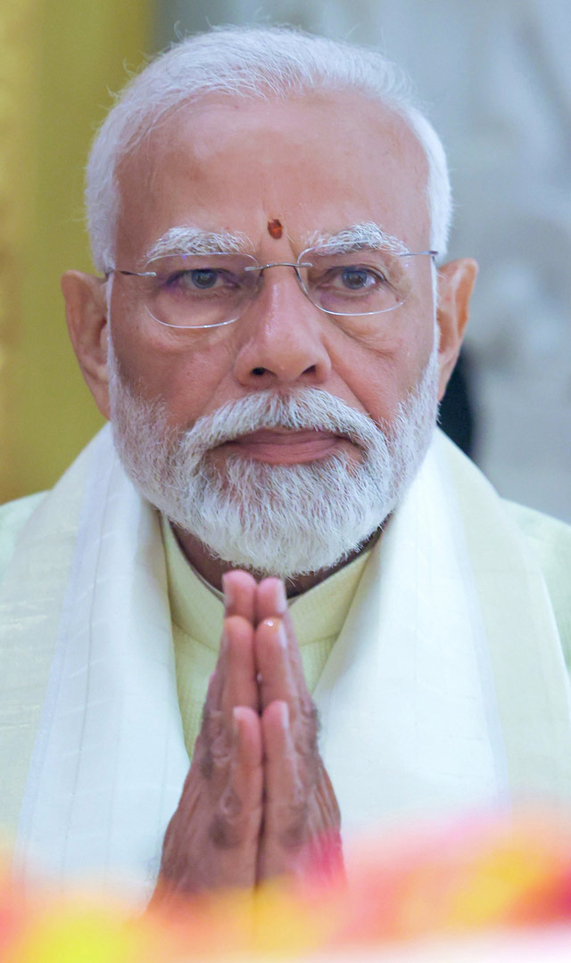 PM  मोदी ने यजमान बन की रामलला की पूजा, देखें तस्वीरें 