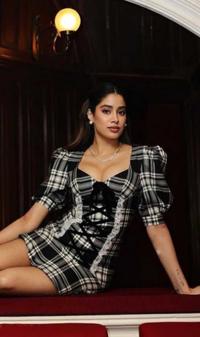 मिनी ड्रेस पहन जाह्नवी ने फ्लॉन्ट किया क्लीवेज 