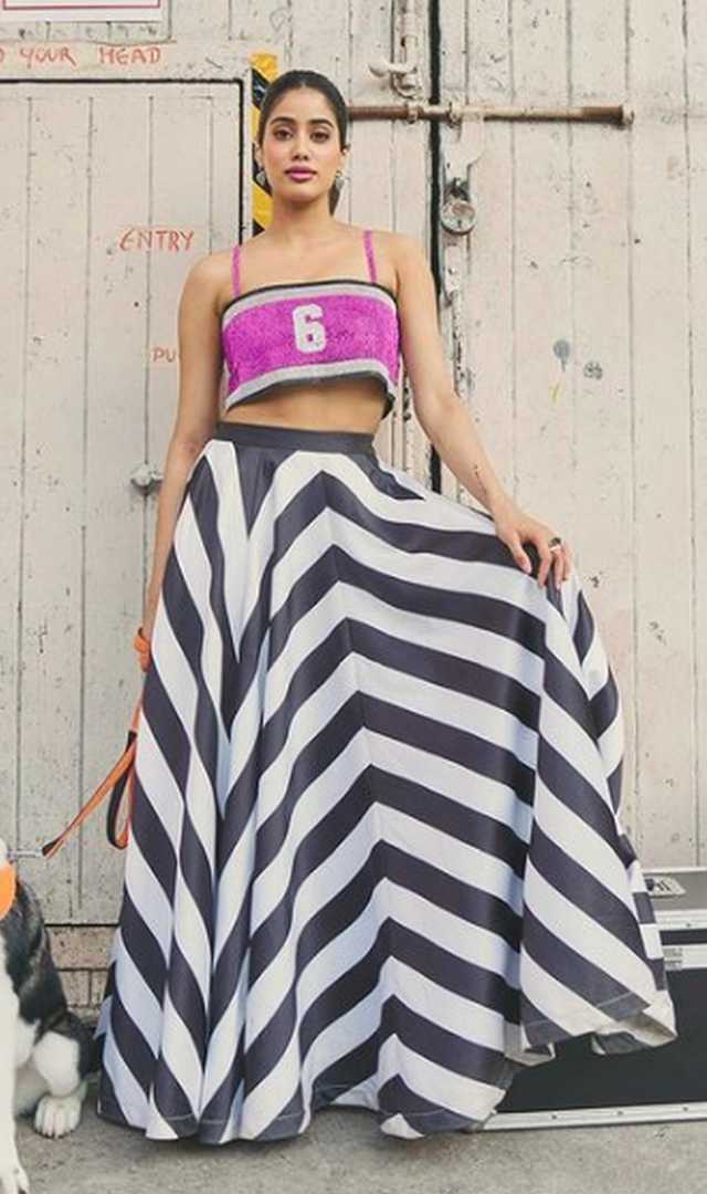 यूनिक क्रॉप टॉप पहन जाह्नवी ने शेयर किए ग्लैमरस फोटो 