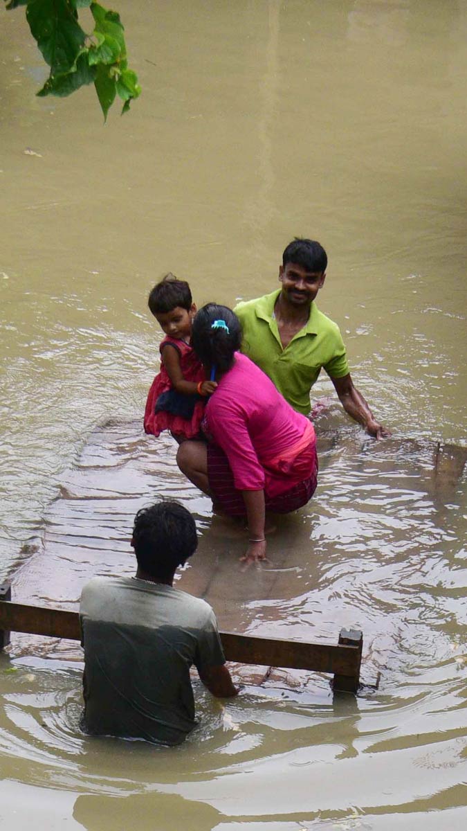 भारत से पाकिस्तान तक पानी ही पानी 