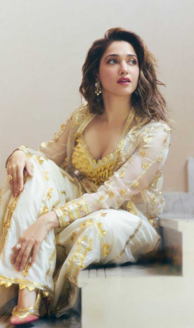 गोल्डन गर्ल बनकर तमन्ना भाटिया ने लूटी लाइमलाइट  