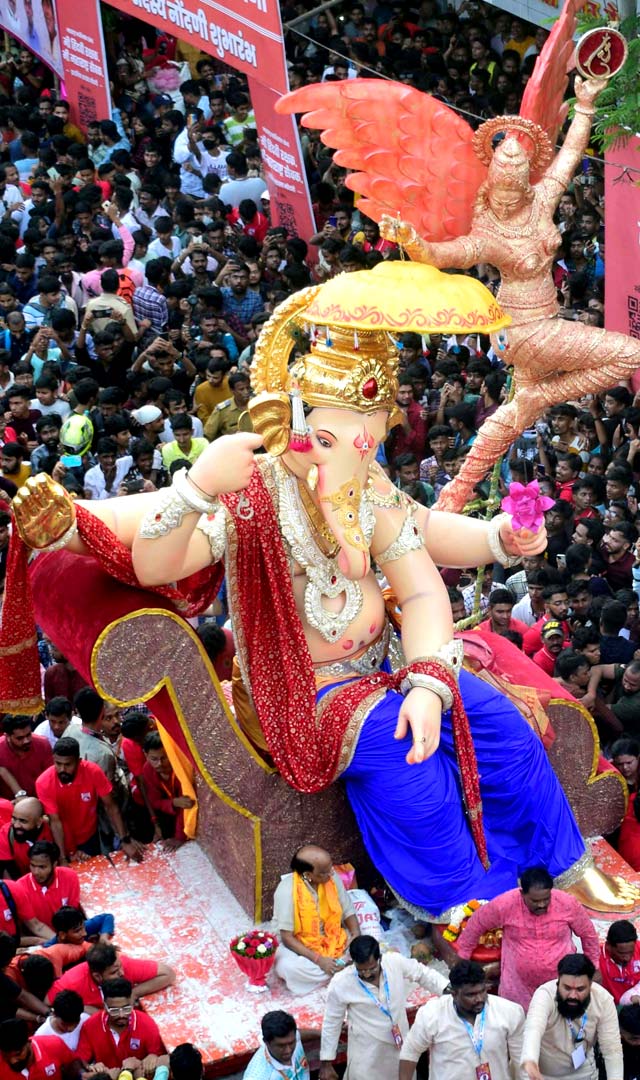 Mumbai के प्रमुख गणेश पंडालों के दर्शन, चढ़ा Ganesh Utsav का रंग