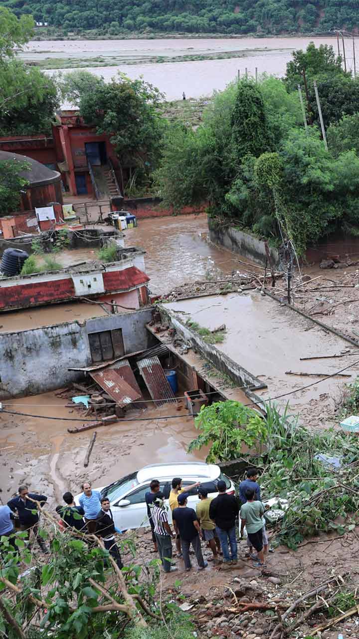जम्मू-कश्मीर में तबाही के दृश्य, टूटा 115 साल का रिकॉर्ड, सड़कें धंसी, पुल बहे