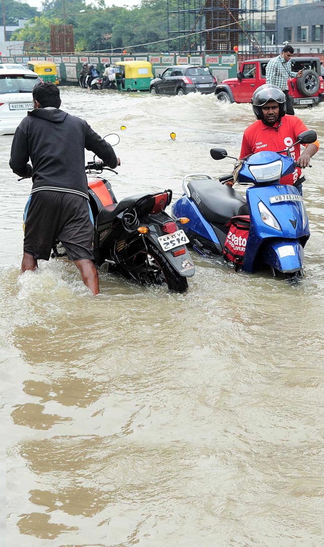 Floods in Bangalore: बाढ़ से बेहाल बेंगलुरु, पानी-पानी हुआ शहर