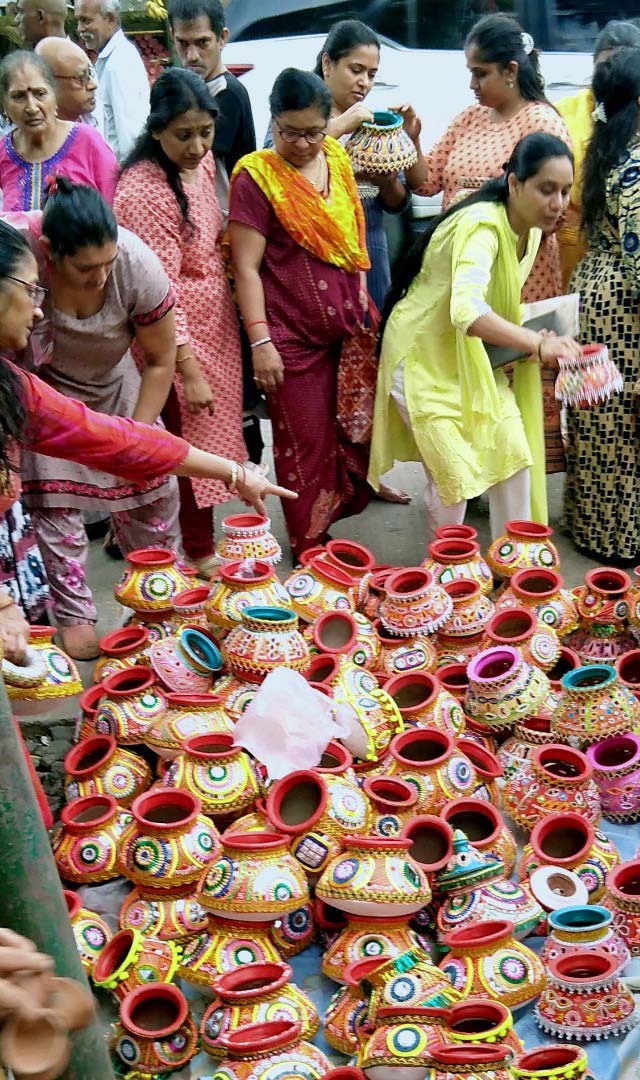 नवरात्रि गरबा के लिए तैयार हैं रंगबिरंगी मटकियां