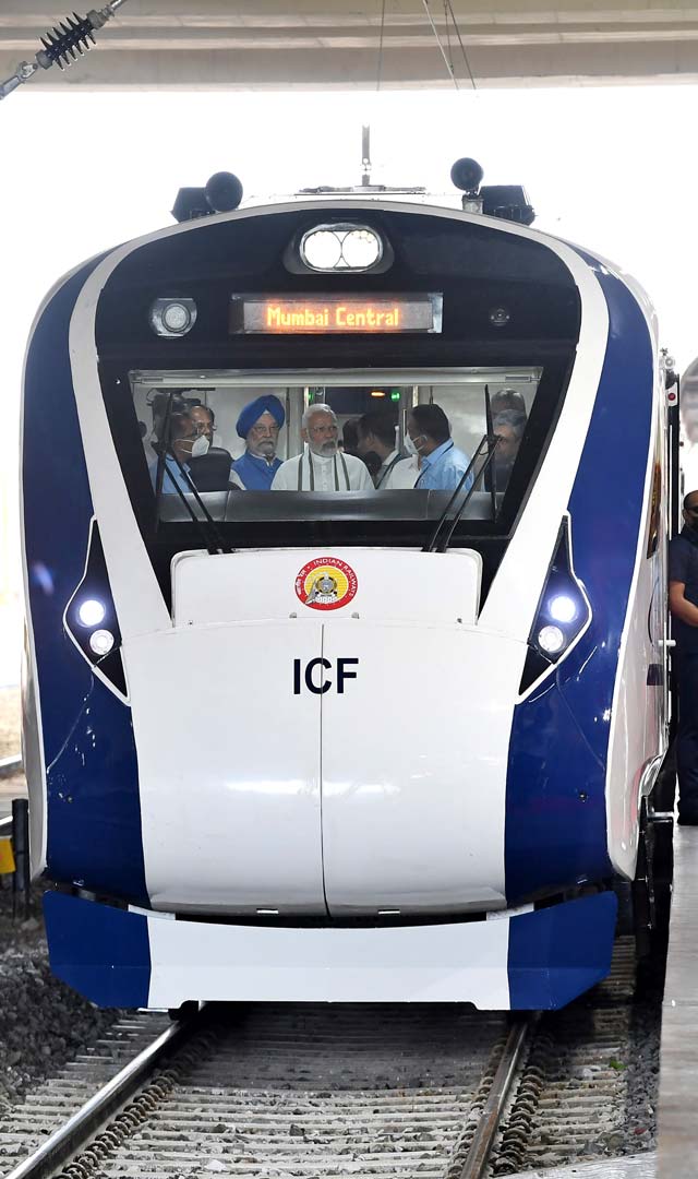 वंदे भारत ट्रेन में प्रधानमंत्री नरेन्द्र मोदी