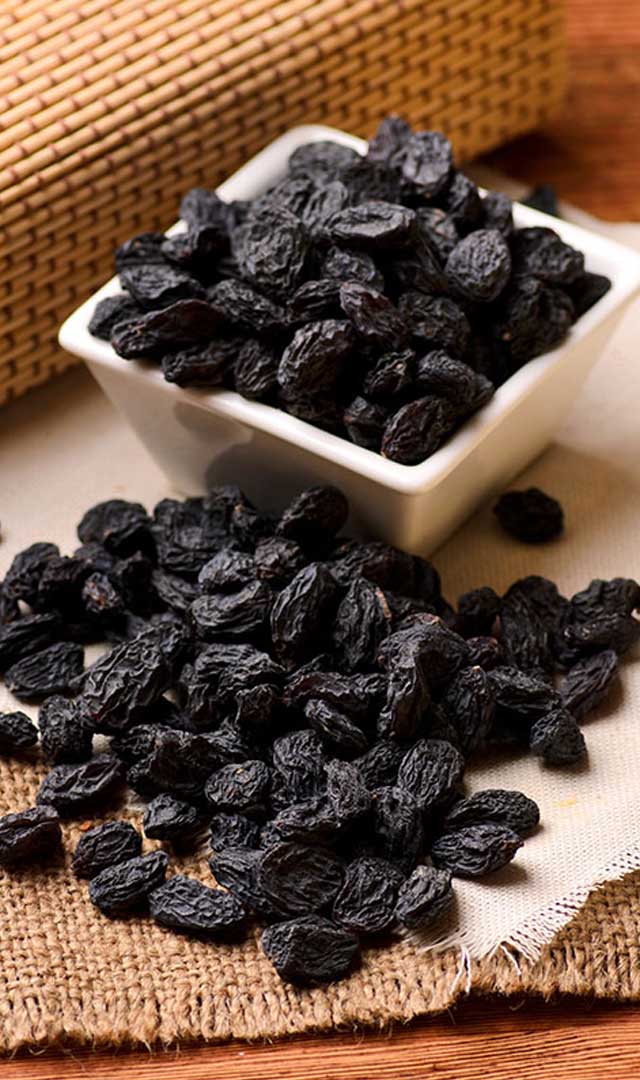 काली किशमिश का पानी पीने से क्या होता है? कैसे बनाएं? 