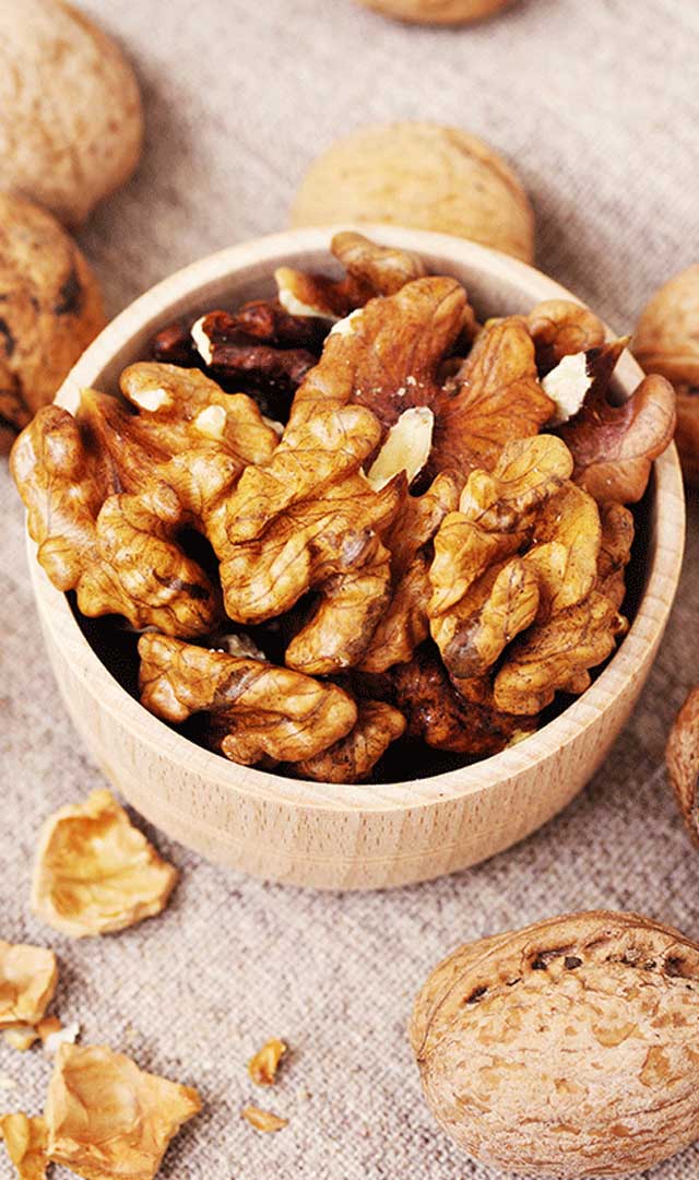 अखरोट से काले होंगे बाल, जानिए कैसे करें इस्तेमाल