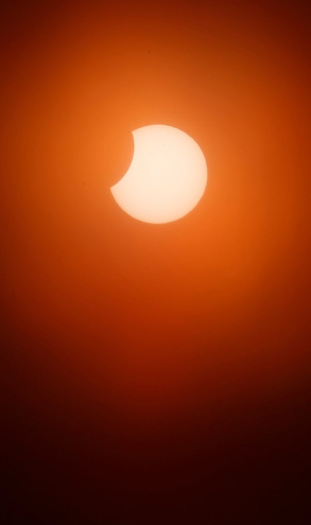 सूर्यग्रहण कब है? भारत में कहां और कितनी बजे दिखेगा?