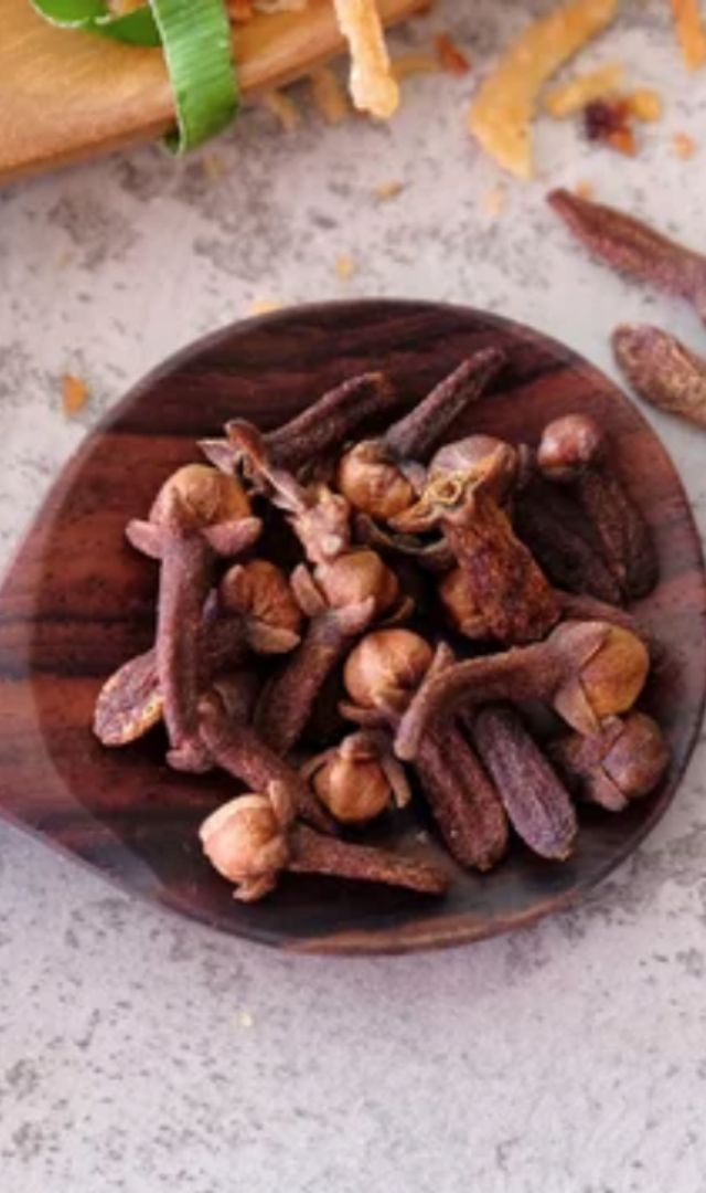 लौंग बहुत खाते हैं तो नुकसान भी जान लीजिए