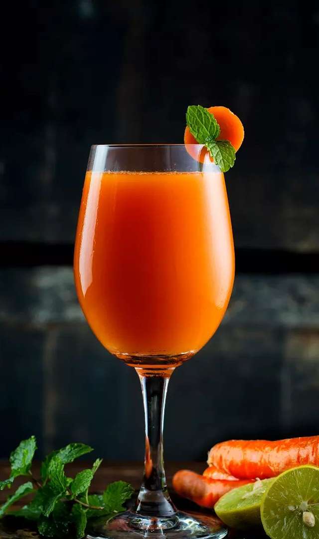 ಬಾದಾಮಿ, ಹಾಲು ಮತ್ತು ಜೇನುತುಪ್ಪದೊಂದಿಗೆ ಕ್ಯಾರೆಟ್ ರಸವನ್ನು ತೆಗೆದುಕೊಳ್ಳುತ್ತೀರಾ?