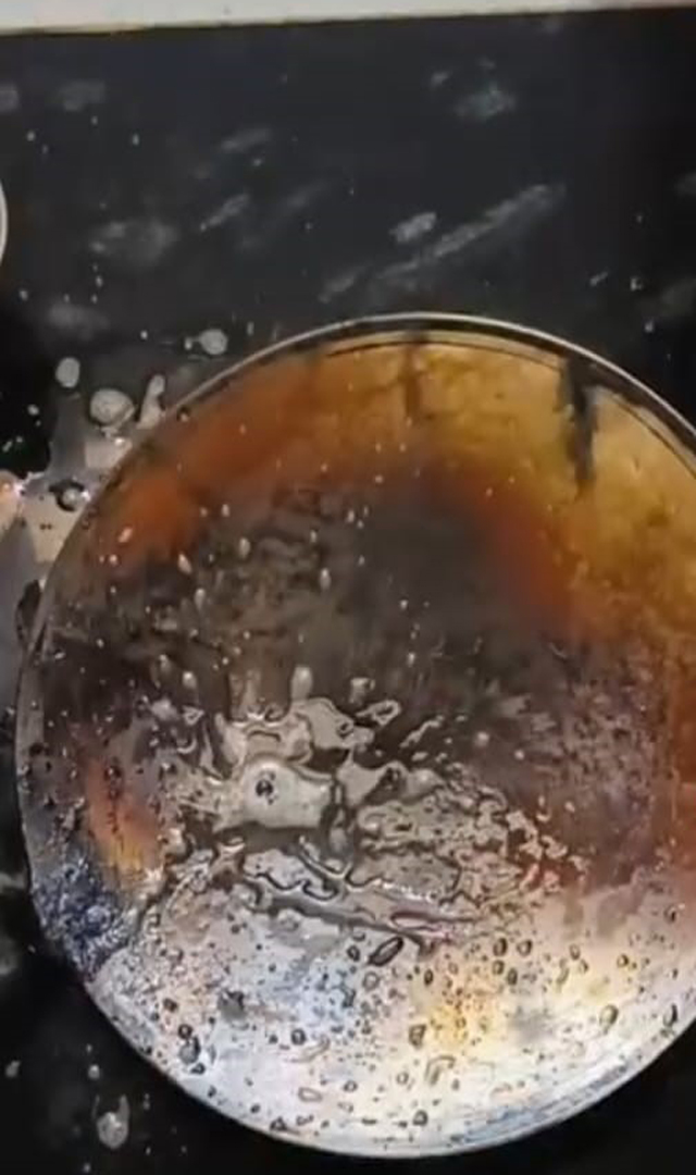 ಜಿಡ್ಡು ಹಿಡಿದ ತವಾ ಕ್ಲೀನ್ ಮಾಡಲು ಟಿಪ್ಸ್