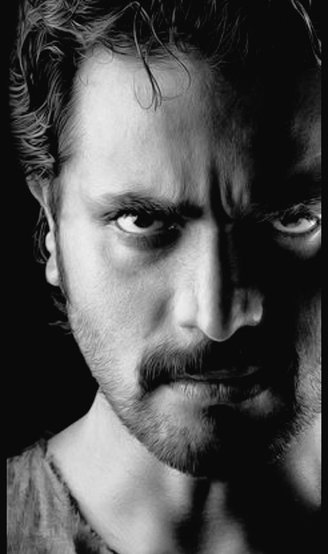 ಮುಖ ಮುಚ್ಚಿಕೊಂಡು ಓಡಾಡ್ತಿದ್ದಾರೆ ಶ್ರೀಮುರಳಿ