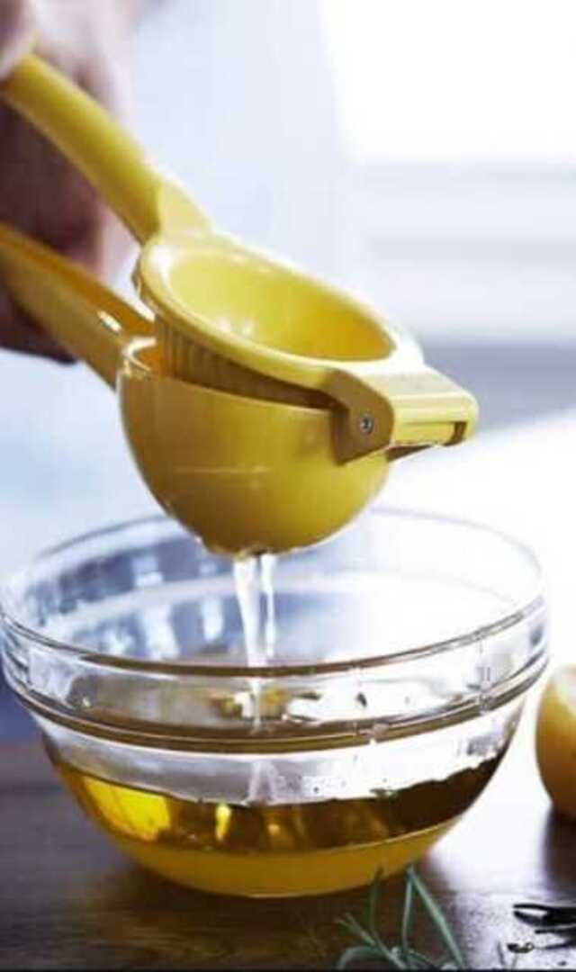 ಸ್ಕ್ವೀಝರ್ ಇಲ್ಲದೇ ನಿಂಬೆ ರಸ ತೆಗೆಯಲು ಟಿಪ್ಸ್