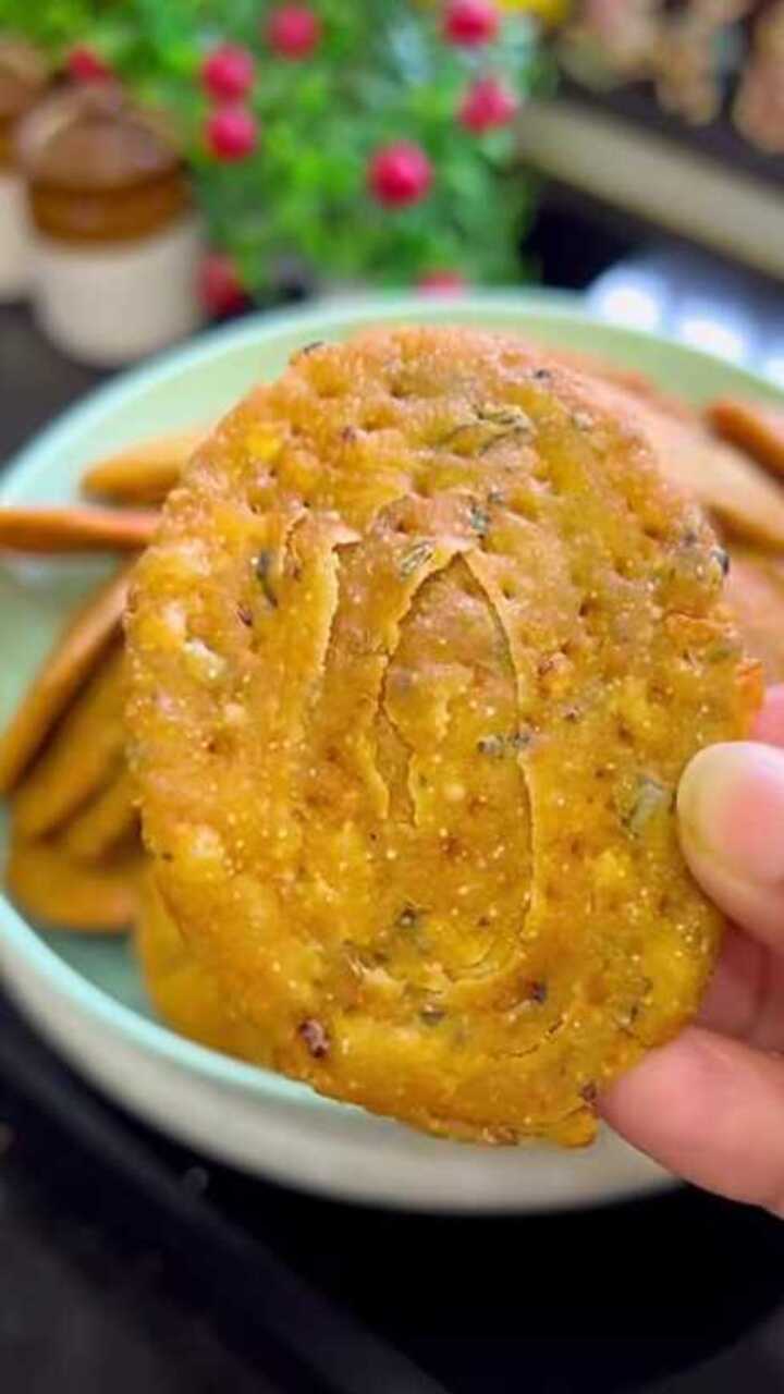 ನಿಪ್ಪಟ್ಟಿನಂತೇ ಹೆಸರು ಬೇಳೆ ವಡೆ ಮಾಡಿ