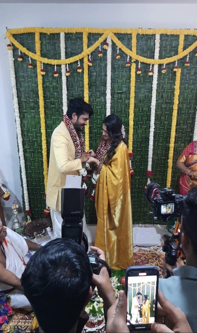 ವಸಿಷ್ಠ ಸಿಂಹ-ಹರಿಪ್ರಿಯಾ ಎಂಗೇಜ್ ಮೆಂಟ್ ಫೋಟೋ