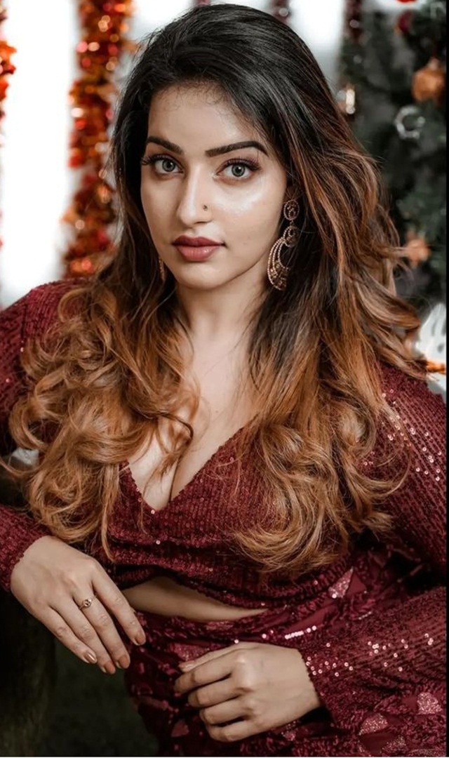 ಮಾಳವಿಕಾ ಮೆನನ್ ಹಾಟೆಸ್ಟ್ ಪೋಸ್