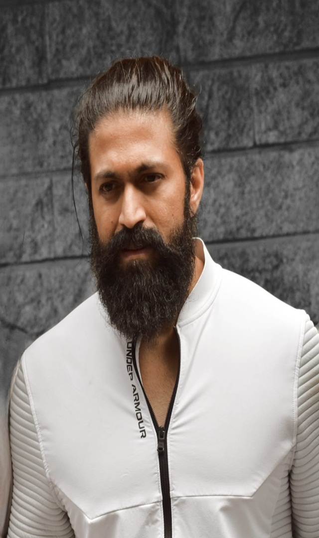 ರಾಕಿಂಗ್ ಸ್ಟಾರ್ ಯಶ್ ಮನೆ ಮುಂದೆ ಜನಸಾಗರ