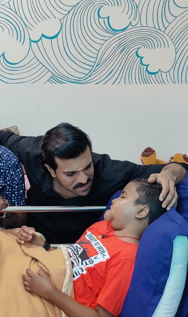 ಅಭಿಮಾನಿಯ ಭೇಟಿಯಾದ ರಾಮ್ ಚರಣ್