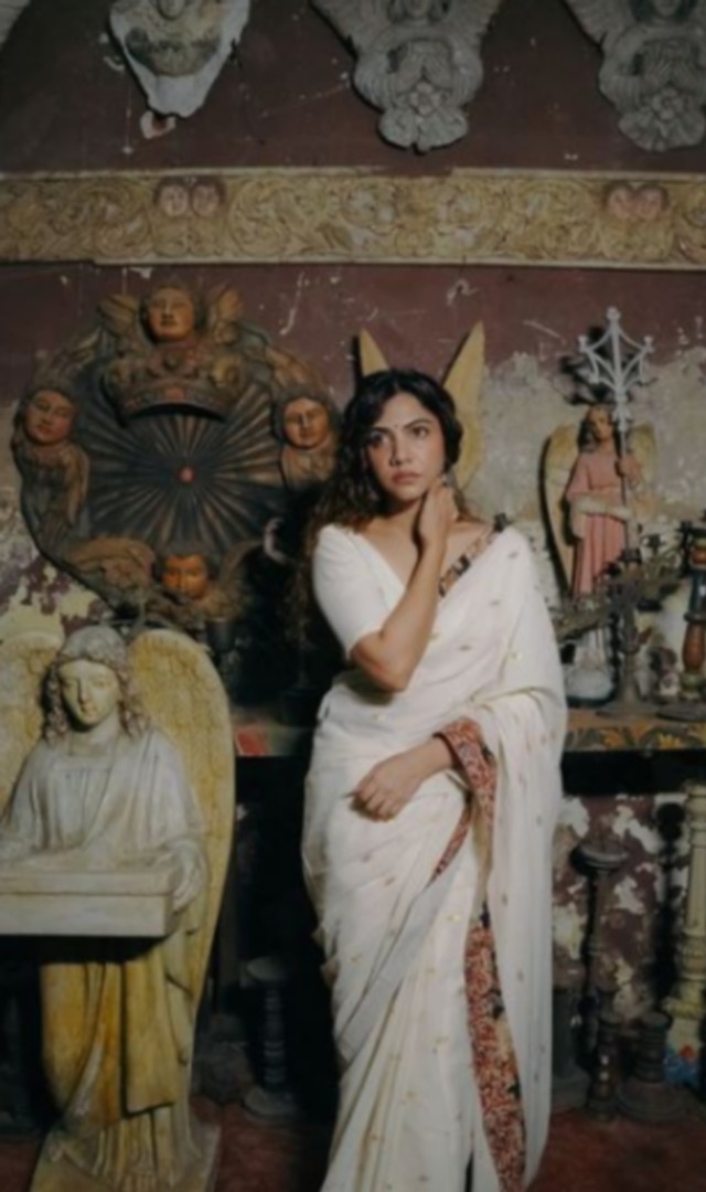 സാരിയിൽ അതിസുന്ദരിയായി മഡോണ സെബാസ്റ്റ്യൻ