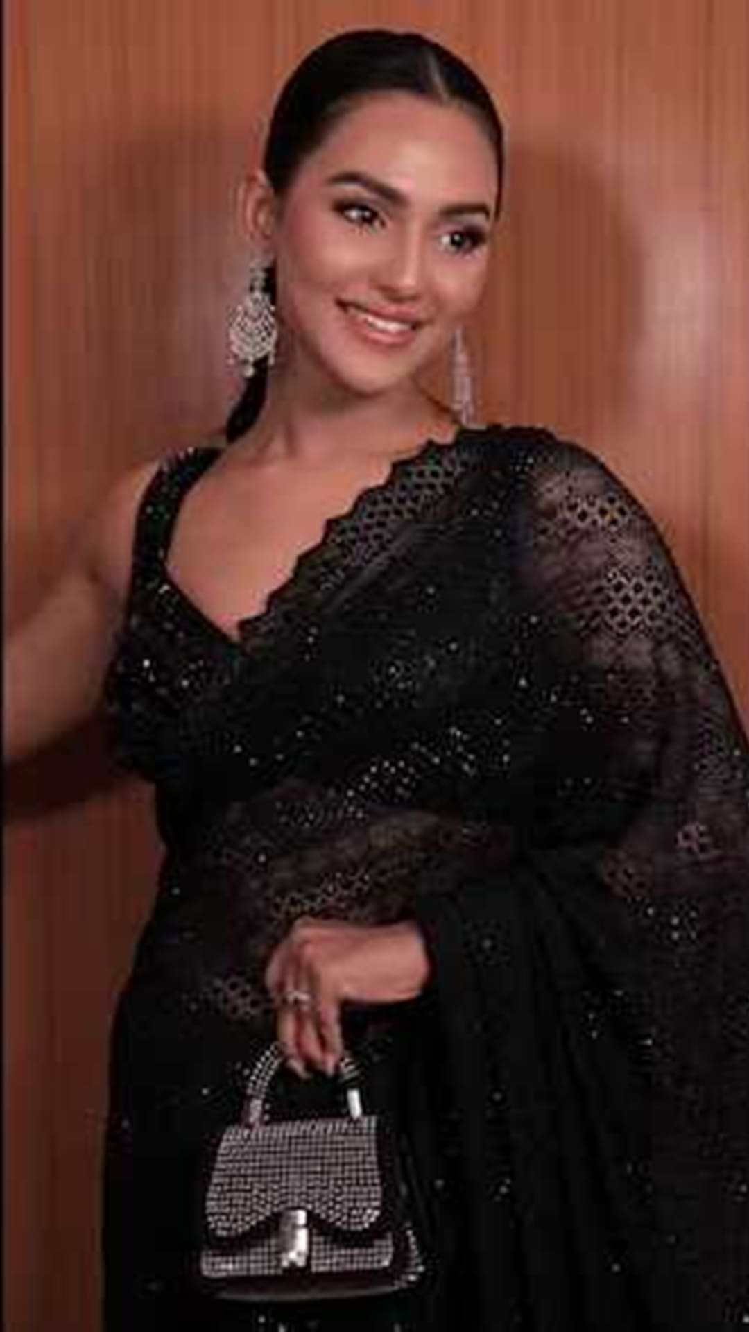 കറുപ്പ് സാരിക്ക് മാച്ച് ആകുന്ന ബ്ലൗസ് ഏതൊക്കെയെന്ന് അറിയാമോ?